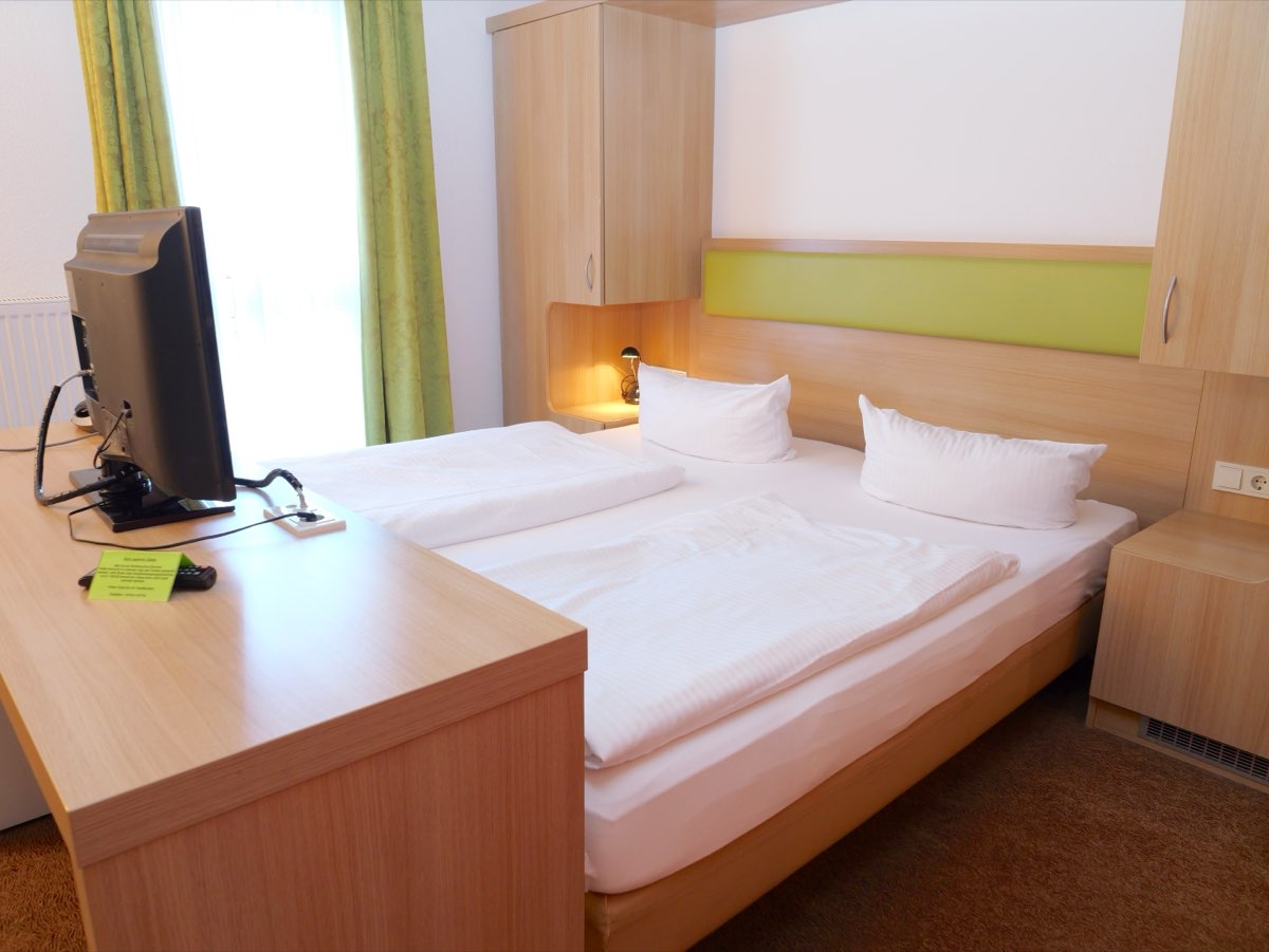 Doppelzimmer Bett AVIVA Karlsruhe